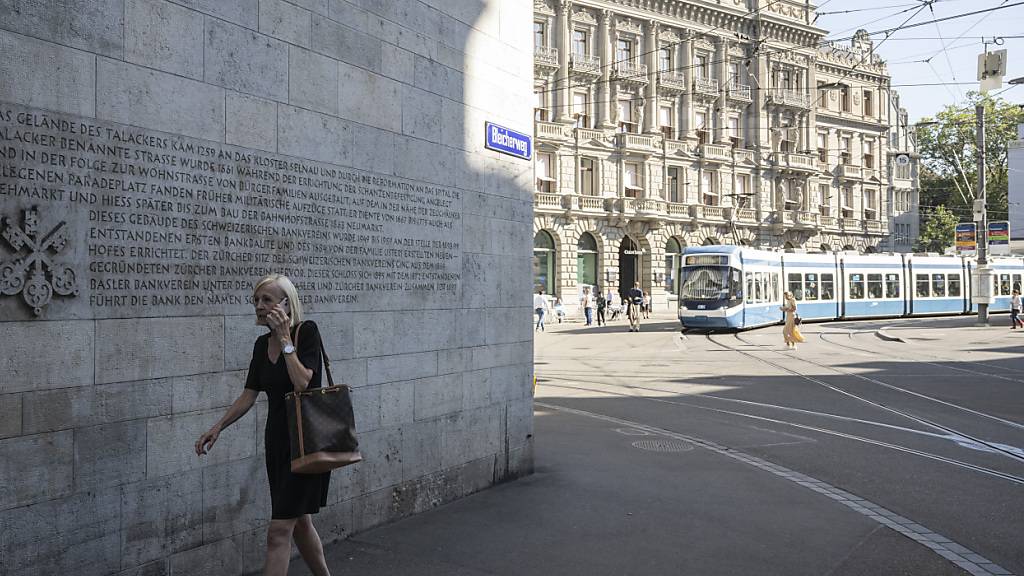 Das Angebot für Bankangestellte auf Stellensuche ist im Juni wieder etwas grösser geworden. Bei den zehn grössten Schweizer Banken ist die Zahl der ausgeschriebenen Jobs jedenfalls markant gestiegen. (Im Bild der Zürcher Paradeplatz zwischen den Banken UBS und Credit Suisse).