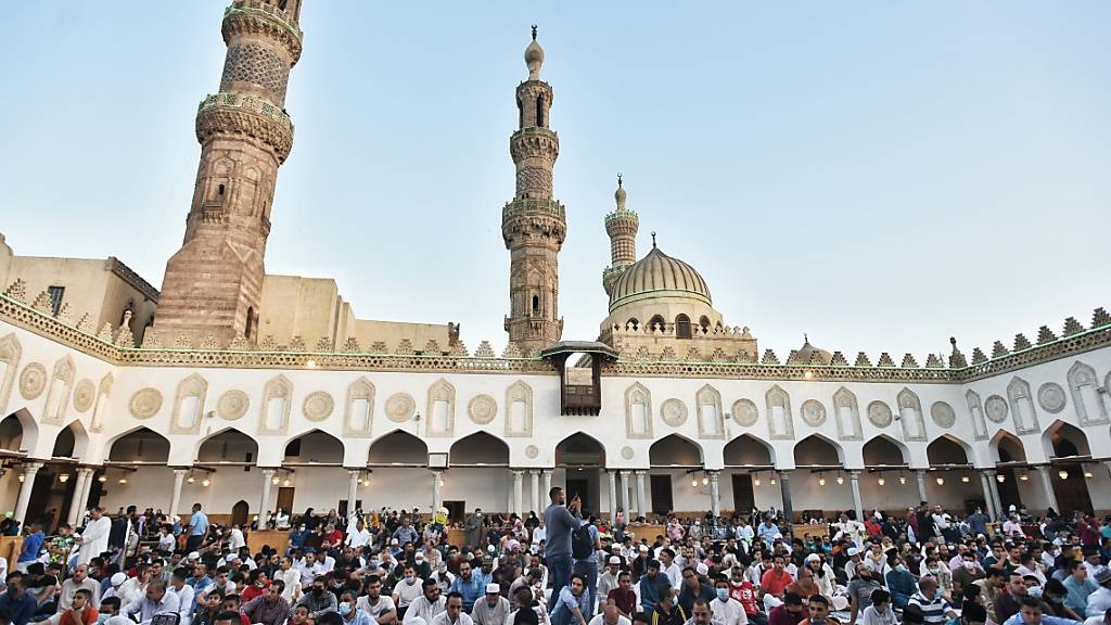 Ägyptische Muslime besuchen das Eid al-Adha-Morgengebet in der Al-Azhar-Moschee. Das Opferfest Eid al-Adha gilt als wichtigste islamische Feier und wird von Gläubigen auf der ganzen Welt gefeiert. Es erinnert an die Bereitschaft Abrahams, einen seiner Söhne zu opfern, um seinen Glauben zu beweisen. Foto: Sayed Hassan/dpa