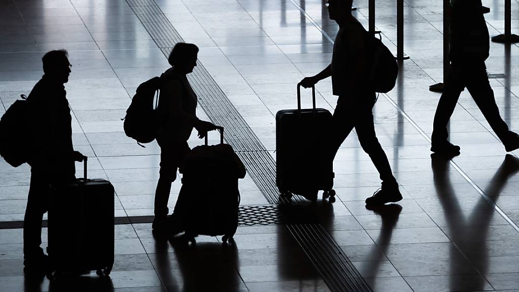 ARCHIV - Zu den im Rahmen der PNR-Richtlinie gespeicherten Daten gehören etwa Anschrift, Gepäckangaben, die Telefonnummer und die Namen der Mitreisenden. Foto: Christoph Soeder/dpa