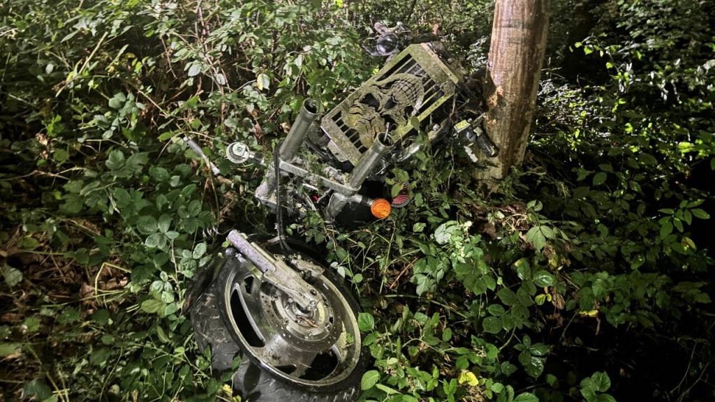 Eine private Bergungsfirma transportierte das totalbeschädigte Motorrad laut der Schaffhauser Polizei ab.