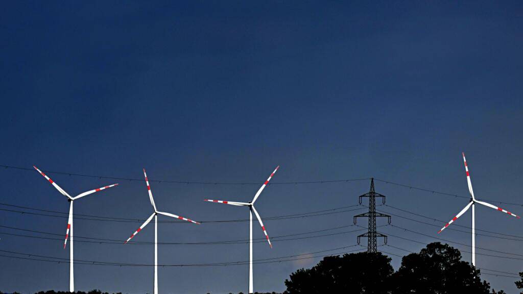 Der Industrieverband Windeurope hat seine Erwartungen für die in Europa im Jahr 2025 aus Windkraft gewonnene Leistung gesenkt. (Archivbild)