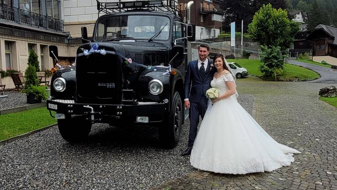 Mit einem umgebauten Saurer-Truck auf Hochzeitsreise: Sandra und Andi zeigen ihr Feriedihei