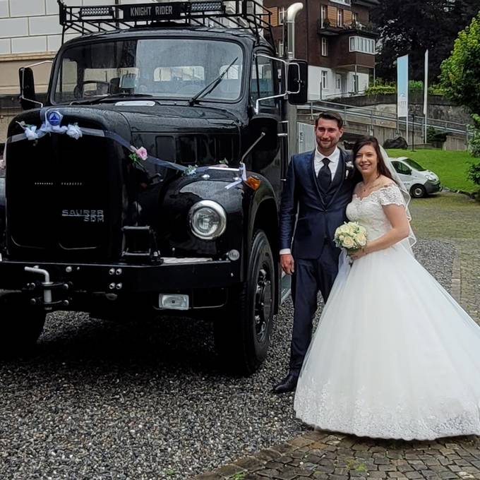 Mit einem umgebauten Saurer-Truck auf Hochzeitsreise: Sandra und Andi zeigen ihr Feriedihei