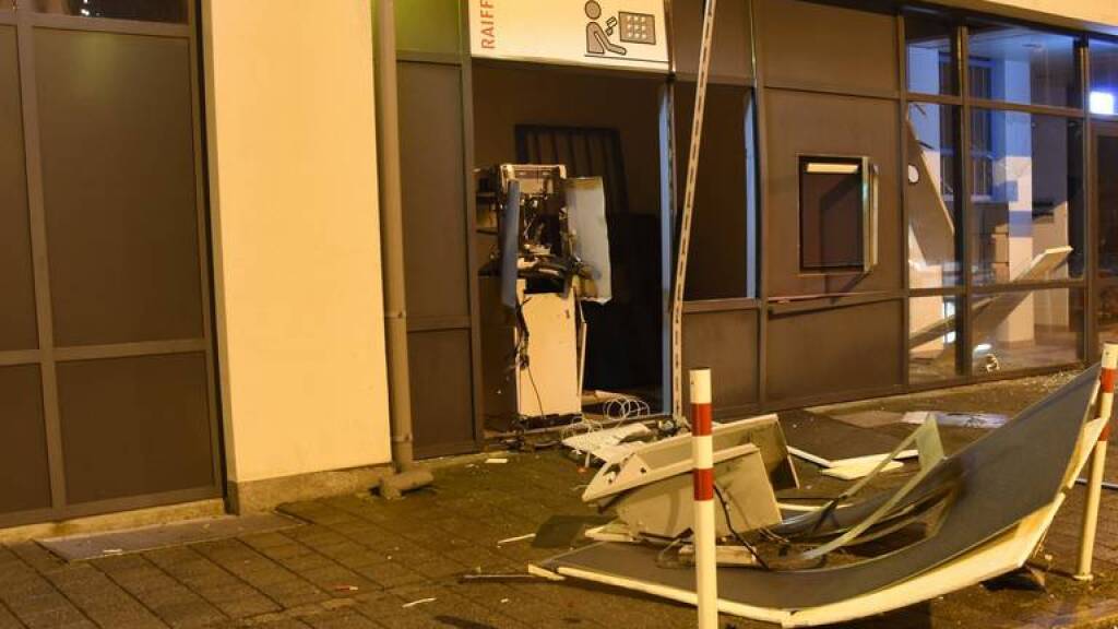Mutmasslich hat ein heute 30-jähriger Rumäne im Dezember 2019 einen Raiffeisen-Bankomaten in Sevelen SG gesprengt.