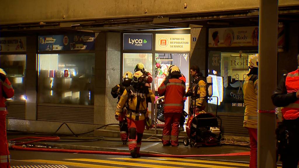 Brand in Elektronik-Shop in Schlieren: 30 Personen in Sicherheit gebracht