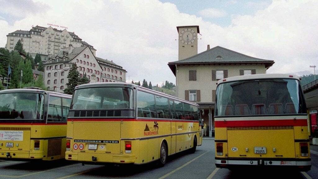 PostAuto verliert die Buslinien im Bergell GR an Engadin Bus. Die einheimische Transportfirma betreibt ab Dezember 2027 die Linien im Bergell samt dem Palm Express (St. Moritz  - Lugano). (Archivbild)