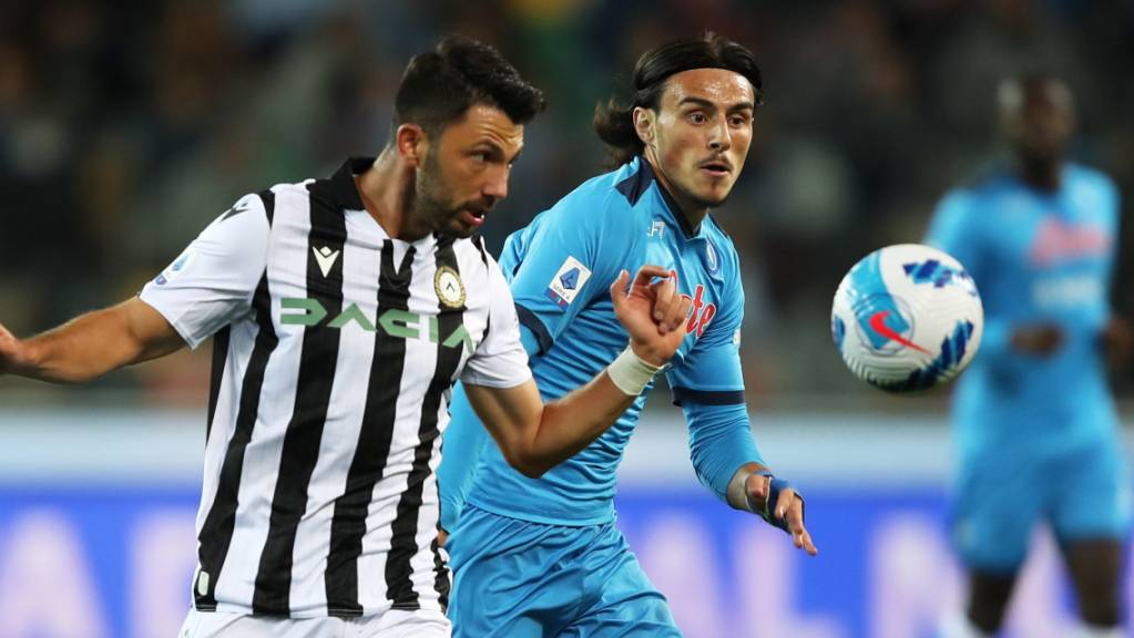 Udineses Tolgay Arslan (links) gegen Napolis Eljif Elmas