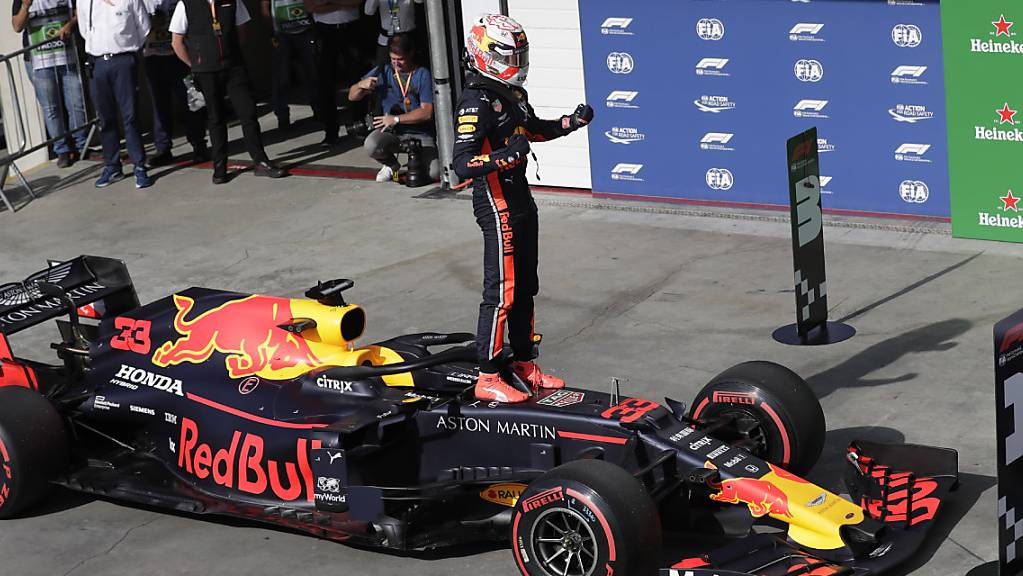 Der Niederländer Max Verstappen freut sich in São Paulo auf seinem Red Bull über seine zweite Pole-Position der Karriere