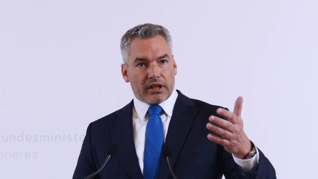 In Österreich droht nach Einschätzung von Innenminister Karl Nehammer (ÖVP) eine weitere Radikalisierung der Gegner der Corona-Maßnahmen. Foto: Herbert Pfarrhofer/APA/dpa