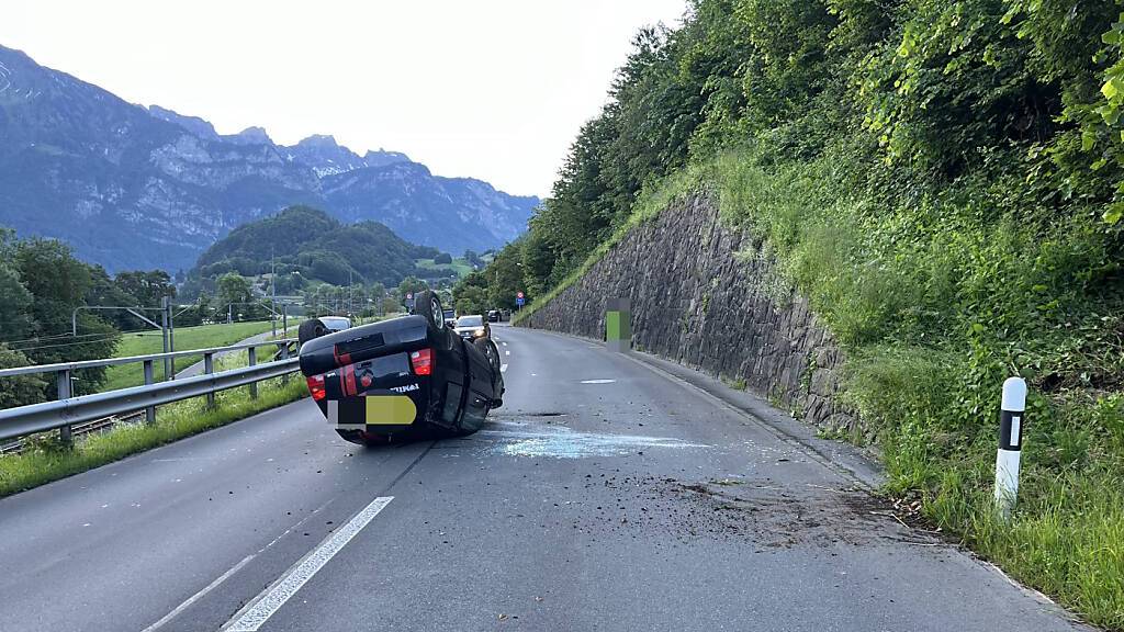 Ein 21-Jähriger verunfallte am Sonntagmorgen in Mols SG. Er war alkoholisiert unterwegs, wie die Kantonspolizei St. Gallen mitteilte.