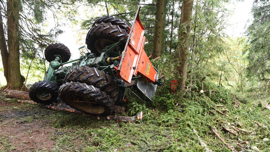 Traktor überschlägt sich: 39-jähriger Nidwaldner schwer verletzt