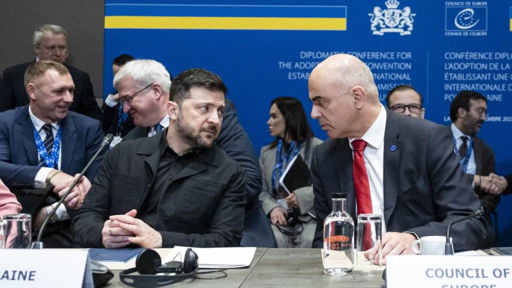 Der ukrainische Präsident Wolodymyr Selenskyj (links) und der Generalsekretär des Europarats Alain Berset (rechts) unterzeichneten vergangenen Juni ein Abkommen zur Errichtung eines Sondertribunals für das Verbrechen der Aggression gegen die Ukraine. (Archivbild)