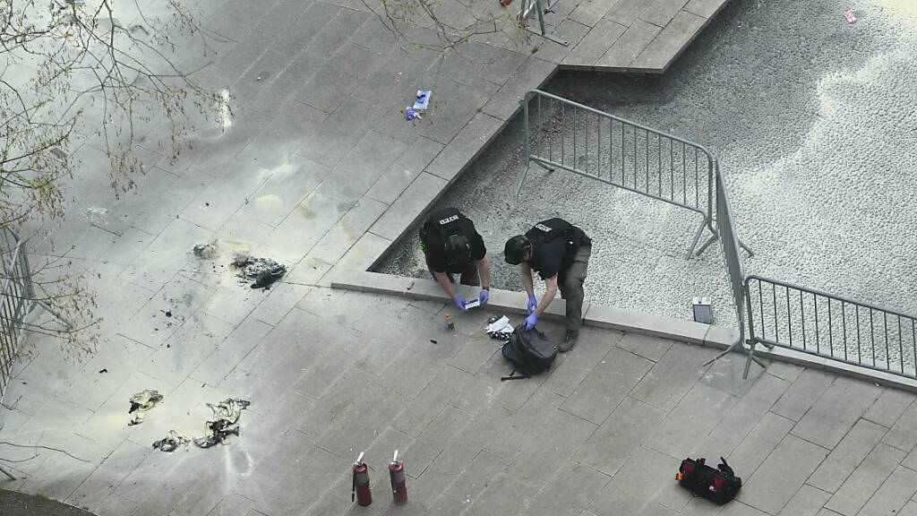 New Yorker Polizeibeamte inspizieren einen Rucksack an der Stelle im Collect Pond Park, wo sich ein Mann vor dem Strafgericht in Manhattan angezündet hat. Foto: Mary Altaffer/AP/dpa