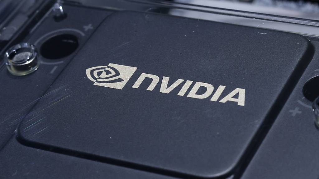 Der Boom bei Künstlicher Intelligenz lässt das Geschäft des Chipkonzerns Nvidia weiter auf Hochtouren laufen. Im vergangenen Quartal war der Umsatz mit gut 18 Milliarden Dollar drei Mal so hoch wie ein Jahr zuvor. (Archivbild)