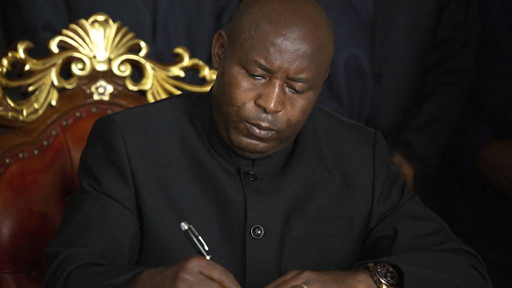 Nach Präsidententod in Burundi: Nachfolger im Amt vereidigt