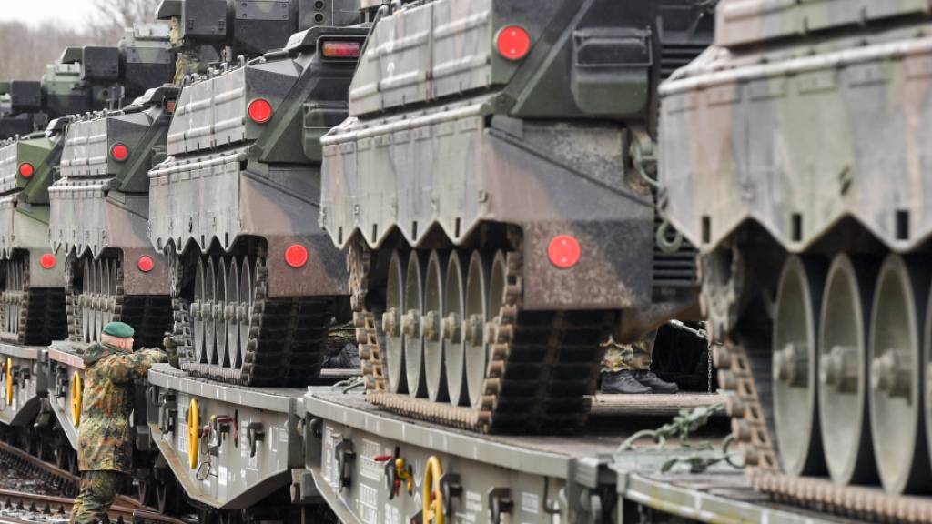 ARCHIV - Soldaten des Panzergrenadierbataillons 371 aus dem sächsische Marienberg verladen Schützenpanzer «Marder» auf Güteranhänger der Eisenbahn. Foto: Hendrik Schmidt/dpa-Zentralbild/dpa
