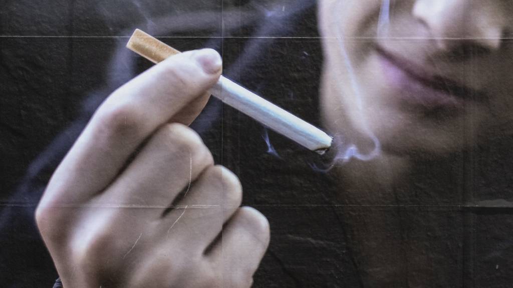 Bei der Umsetzung der Tabakwerbeverbotsinitiative will die zuständige Nationalratskommission Werbung im Innenteil von Zeitungen und Zeitschriften, die sich an Erwachsene richten, erlauben. (Archivbild)