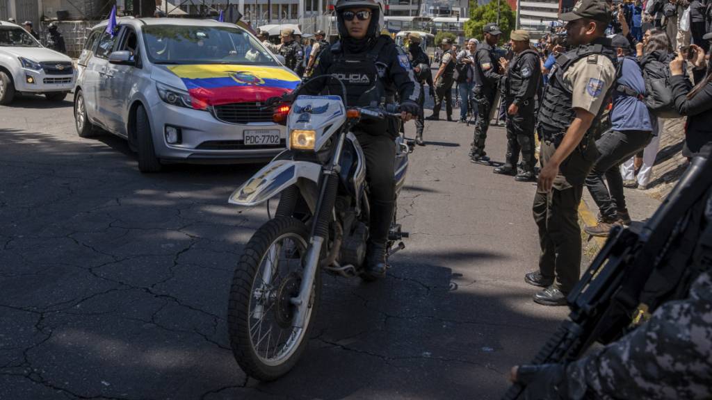 Polizisten eskortieren den Leichenwagen des getöteten Präsidentschaftskandidaten Fernando Villavicencio aus dem Leichenschauhaus in Quito. Foto: Carlos Noriega/AP