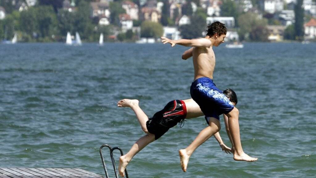In zahlreichen Schweizer Badis beginnt an der Auffahrt und am nachfolgenden Wochenende die Freibad-Saison. Und rechtzeitig zur Saisoneröffnung wird es auch wärmer. (Archivbild)