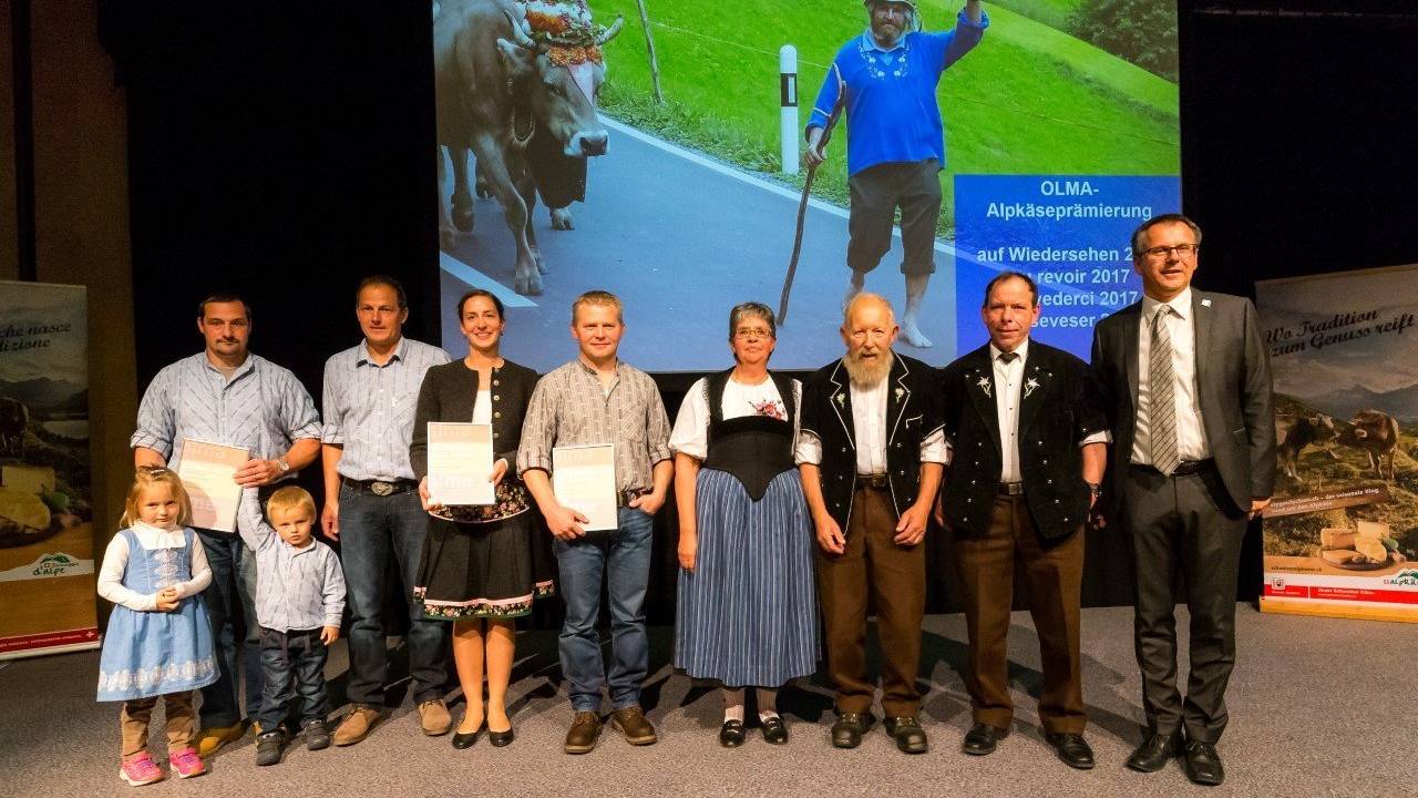 Gruppenbild der Alpkäse-Preisträger an der Olma 2016.