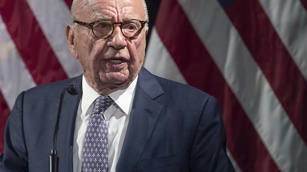 ARCHIV - Der mächtige Medienunternehmer Rupert Murdoch tritt als Chef der US-amerikanischen Fox-Gruppe und des Verlags News Corp. zurück. Der 92-Jährige wolle die Leitung an seinen Sohn Lachlan übergeben, kündigte er laut dem TV-Sender Fox News am Donnerstag an. Foto: Mary Altaffer/AP/dpa