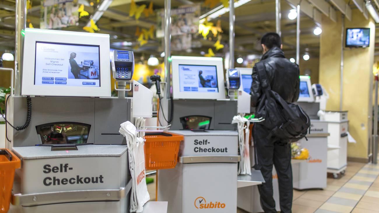 Eine Frau hat über Monate Waren an Self-Checkout-Kassen der Migros unterschlagen. (Symbolbild)