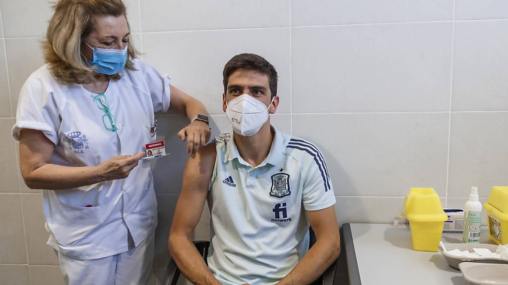 Die spanische Mannschaft liess sich drei Tage vor Beginn der EM gegen Schweden gegen das Coronavirus impfen