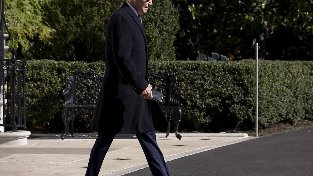 Joe Biden, Präsident der USA, geht auf dem Südrasen des Weißen Hauses zur Marine One, um einen kurzen Abstecher zum Luftwaffenstützpunkt Andrews Air Force Base und dann weiter nach Maine zu machen. Foto: Andrew Harnik/AP/dpa