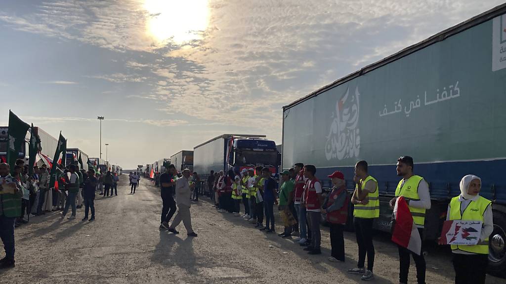 Lastwagen mit Hilfsgütern für den Gazastreifen stehen am Grenzübergang Rafah. (Archivbild)