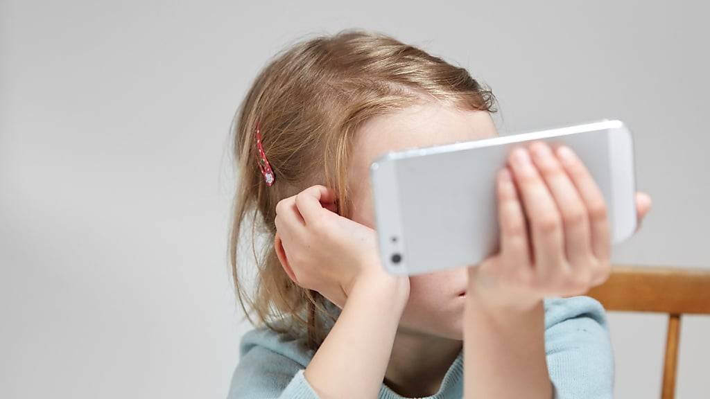 Eltern sollten den Kindern bei der Bildschirmnutzung mit gutem Beispiel voran gehen, wie die Studie zeigte. (Archivbild)