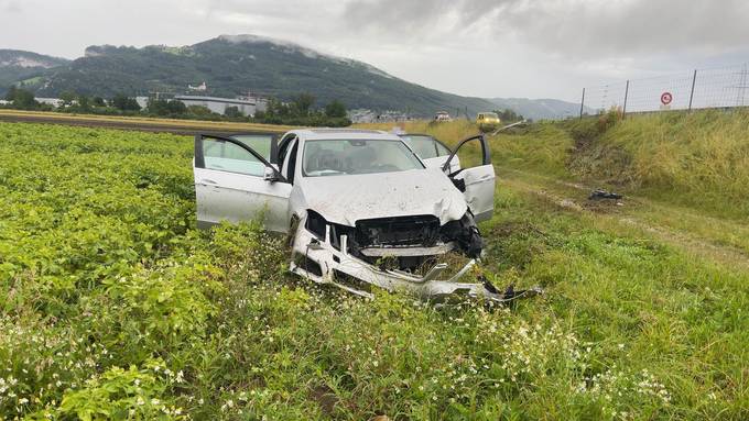 Autofahrer durchbricht bei Unfall auf der A1 mit seinem Mercedes Wildschutzzaun