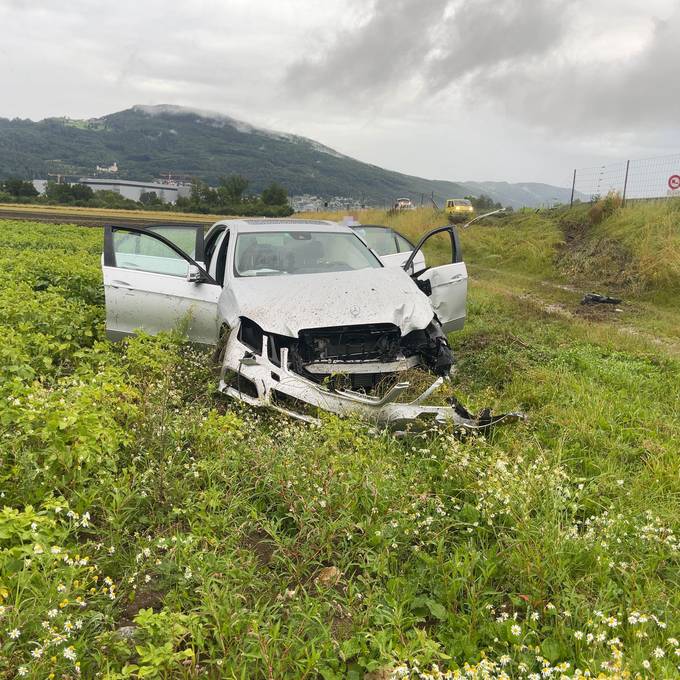 Autofahrer durchbricht bei Unfall auf der A1 mit seinem Mercedes Wildschutzzaun