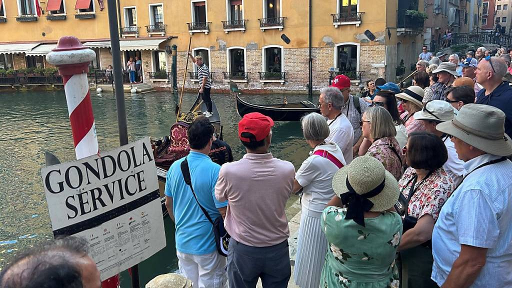 PRODUKTION - In Venedig - einem der bekanntesten Touristenziele der Welt - hat der Stadtrat über eine Eintrittsgebühr für Tagesbesucher entschieden. Foto: Christoph Sator/dpa