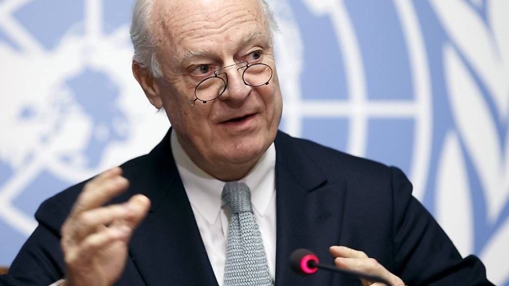 Der UNO-Sondergesandte Staffan de Mistura kündigt die Gespräche in Genf an.