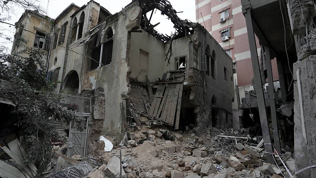 Ein zerstörtes Gebäude, das am Montagabend (18.11.2024) von einem israelischen Luftangriff getroffen wurde, ist im Zentrum von Beirut zu sehen. Foto: Bilal Hussein/AP