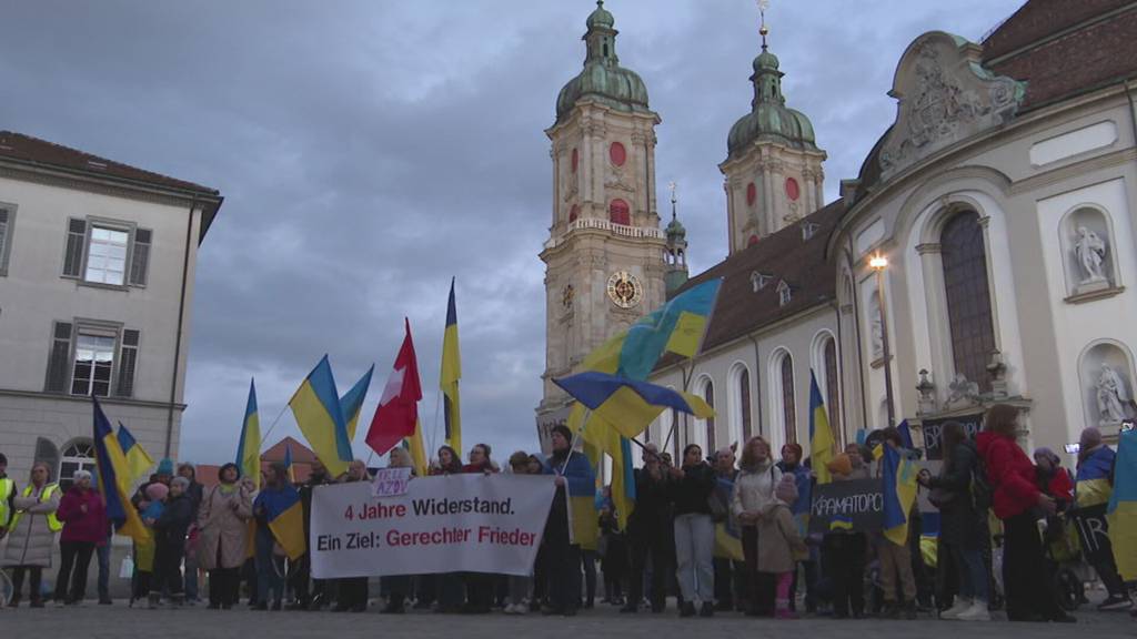Vier Jahre Krieg in der Ukraine: Friedensdemo in St.Gallen erinnert an die vielen Opfer