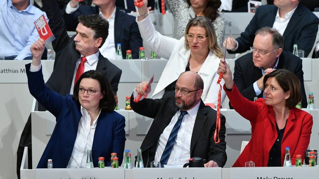 Martin Schulz gibt seine Stimme ab am Sonderparteitag der SPD.