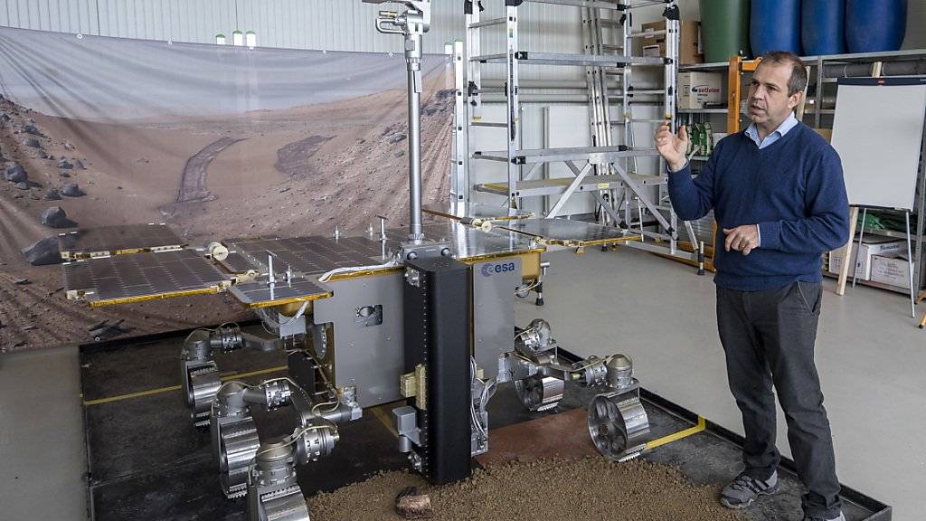Der Geograf Nikolaus Kuhn von der Universität Basel ist Teil des Wissenschaftsteams, das das Rover-Kamerasystem «Clupi» betreut. Kuhn präsentierte im März 2018 ein Rover-Modell mit dem Kamerasystem im Rahmen von Tests am Technologie-Zentrum in Witterswil. (Archivbild)