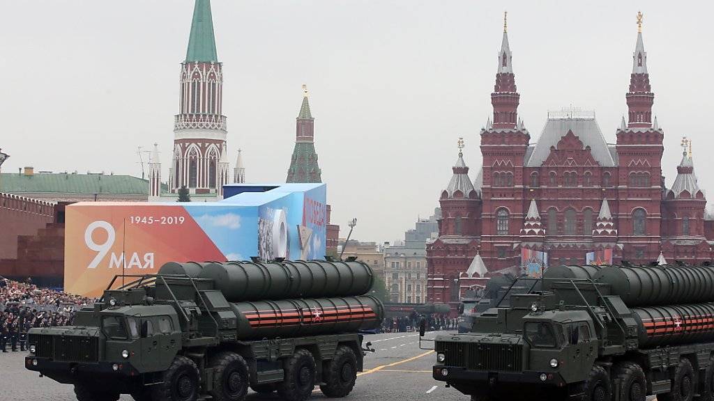 Russland betont, dass anhaltende Interesse an seinem Raketenabwehrsystem S-400 - hier bei einer Militärparade - trotz Behinderungen durch die USA. Die USA haben angekündigt, wegen des Kaufs von S-400 durch die Türkei Schritte zum Ausschluss aus dem F-35-Kampfjetprogramm einzuleiten. (Archivbild)