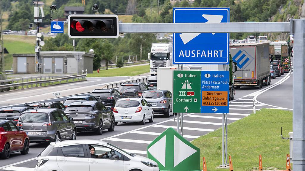 Vor dem Gotthard-Nordportal auf der Autobahn A2 ist der Ferien-Stau in der Nacht auf Samstag wieder angewachsen. (Archivbild)
