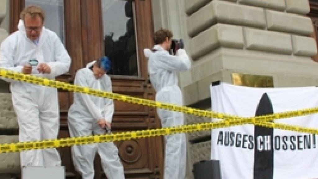 Aktivisten um Jo Lang (links) betreiben «Spurensicherung» vor der Universität Bern.