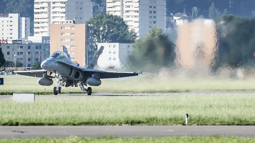 Die Schweizer Luftwaffe will am Flugplatz Emmen LU häufiger fliegen, nachdem sie ihre regelmässige Basis in Sion VS Ende 2017 aufgeben wird. (Archivbild)