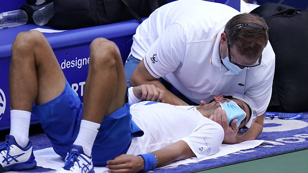 Die Nachenprobleme, die Novak Djokovic letzte Woche noch leicht behinderten, sind noch nicht zu 100 Prozent wegkuriert, auch wenn sich Djokovic gegen Dzumhur nicht mehr auf dem Platz behandeln lassen musste