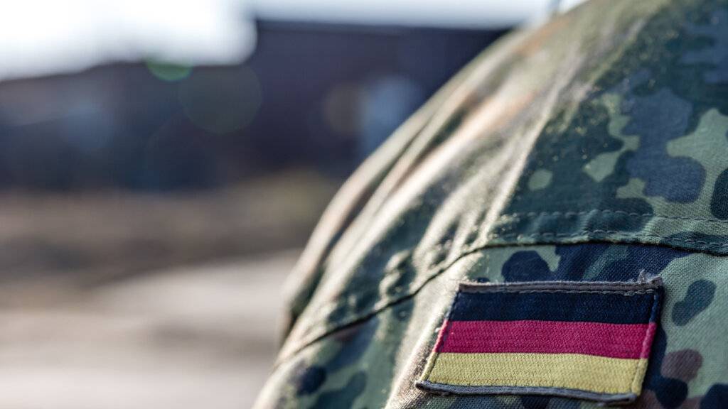 ARCHIV - Das deutsche Nationalitätsabzeichen ist auf dem Tarnanzug eines Teilnehmers einer Truppenübung in der Oberlausitz aufgebracht. Foto: Frank Hammerschmidt/dpa