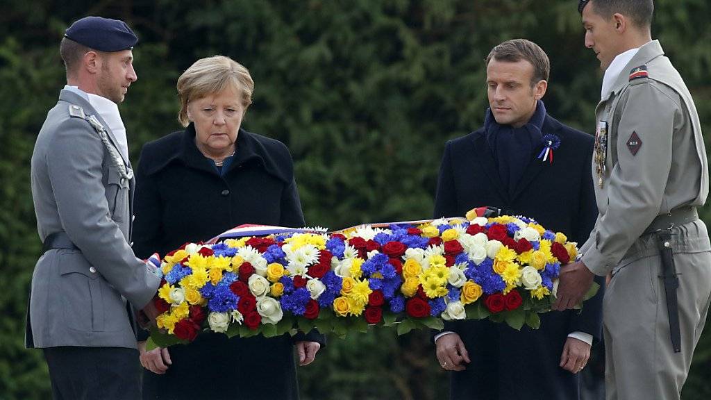 Frankreichs Präsident Macron und die deutsche Kanzlerin Merkel legten einen Kranz zum Gedenken an die Opfer des Ersten Weltkriegs nieder.