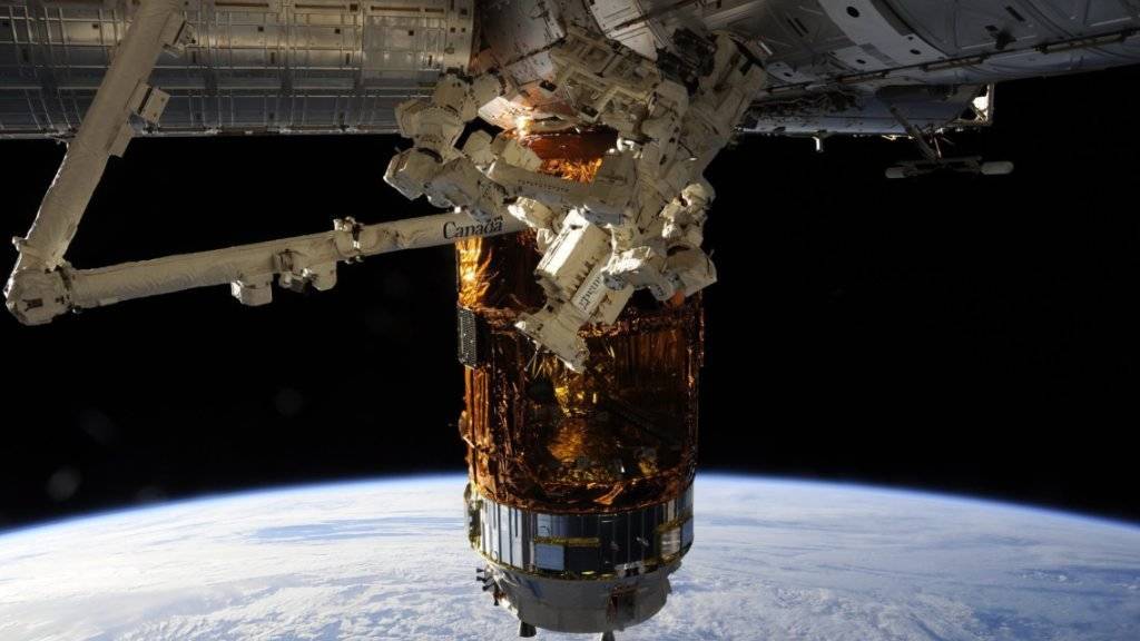 Eine japanische Transportkapsel dockt an die ISS an. (Archiv)