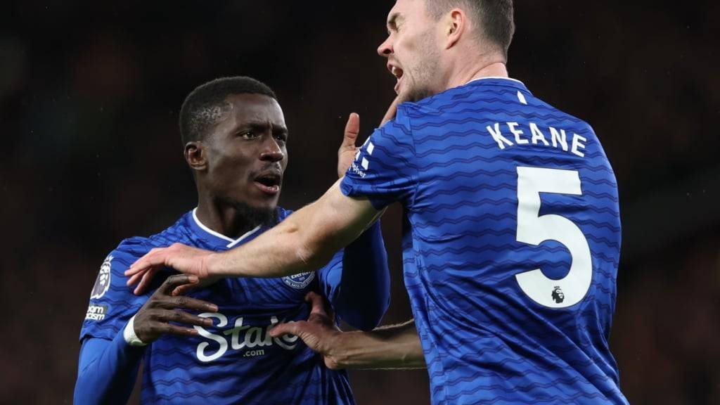 Evertons Routinier Idrissa Gueye mit der Ohrfeige gegen Teamkollege Michael Keane