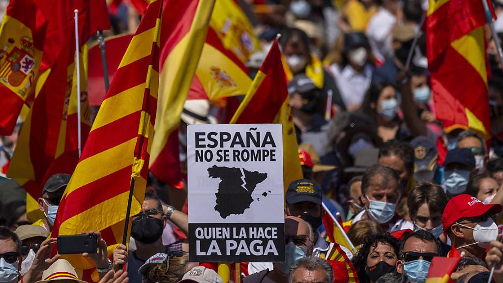 Tausende versammeln sich in Madrid während einer Demonstration gegen den Plan der spanischen Regierung, ein Dutzend inhaftierter katalanischer Separatistenführer zu begnadigen. Foto: Bernat Armangue/AP/dpa