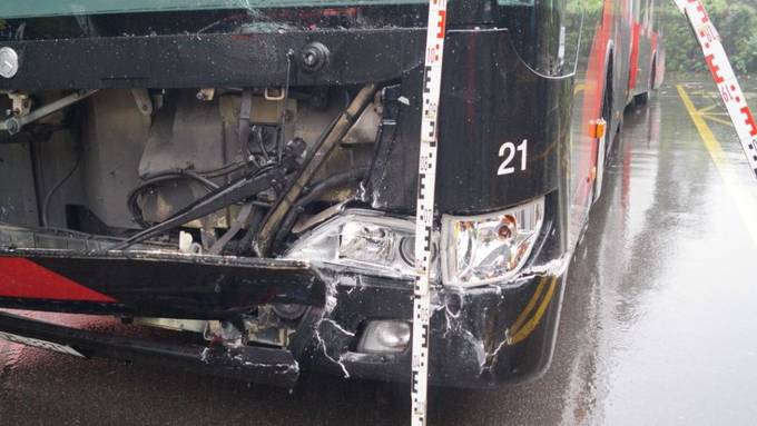 Bus fährt in Autokolonne: Drei Verletzte