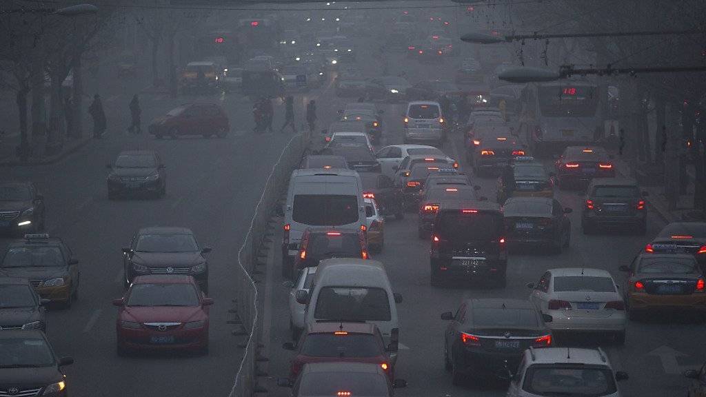 Kein Feierabend-Verkehr beim Eindunkeln, sondern Strassenbild aus Peking tagsüber bei Smog (Archiv)
